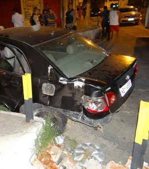 Coletivo ultrapassa sinal vermelho e colide contra carro; uma pessoa fica ferida