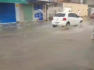 Rua fica completamente alagada após chuvas no Santos Dumont, em Maceió