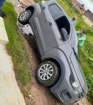 Carro cai em buraco na rua João Farias no bairro Vila Maria