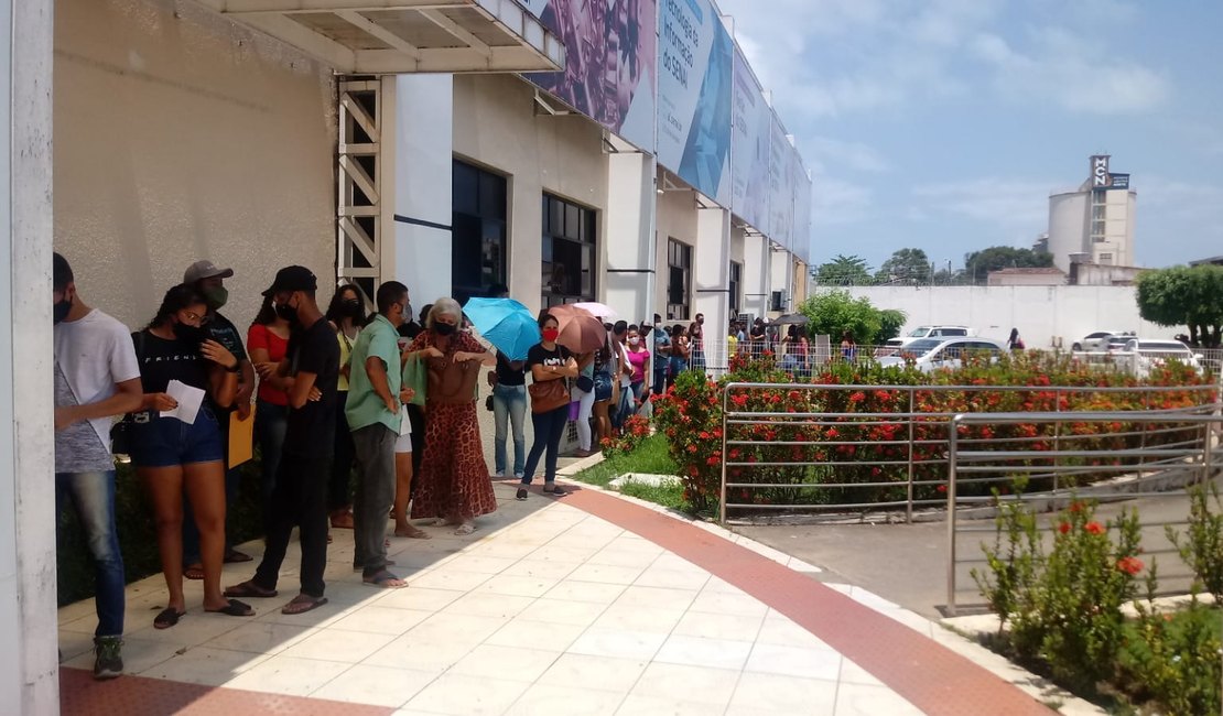 Centenas de jovens buscam oportunidade de cursos profissionalizantes gratuitos