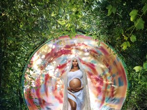 Grávida, Nicki Minaj posta foto inspirada em Virgem Maria