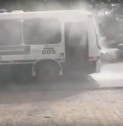 [Vídeo] Princípio de incêndio em ônibus da Veleiro é registrado em Maceió