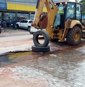 [Vídeo] Vazamento de água provoca cratera em rua de Arapiraca 