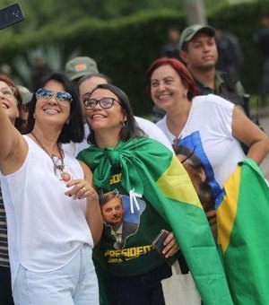 Bolsonaro recebe família de apoiadores no Palácio da Alvorada