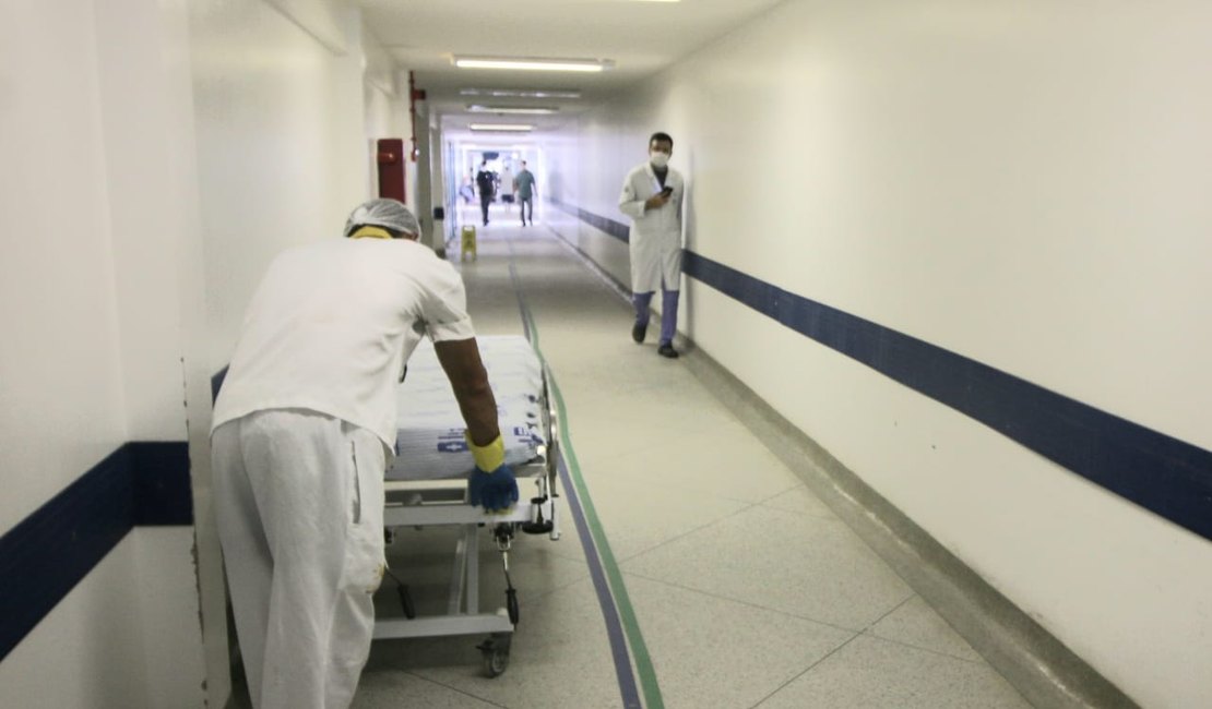 Baixa ocupação de leitos permite avanço de fase, mas população deve manter cuidados, segundo médico