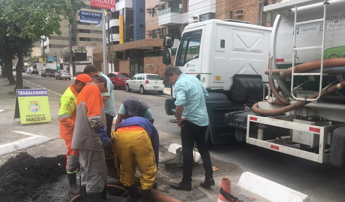 Equipes desobstruem redes de drenagem na Avenida Sandoval Arroxelas