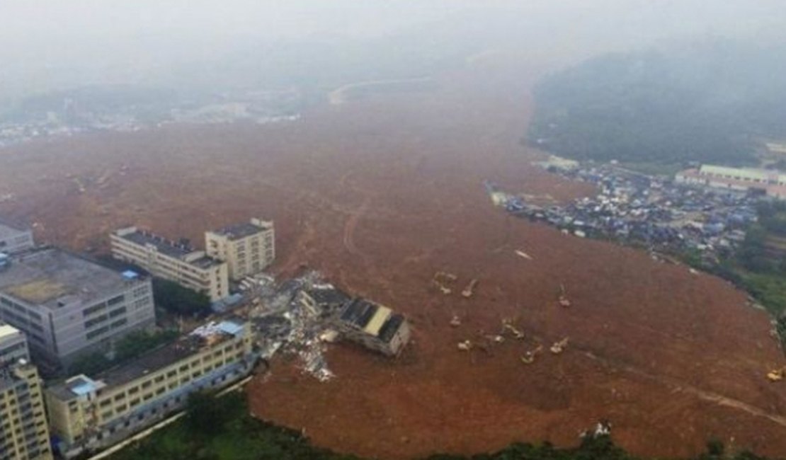 Lama de parque industrial soterra prédios na China