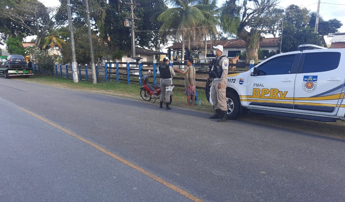 BPRv remove veículos e flagra motoqueiros sem capacetes na Rota Ecológica