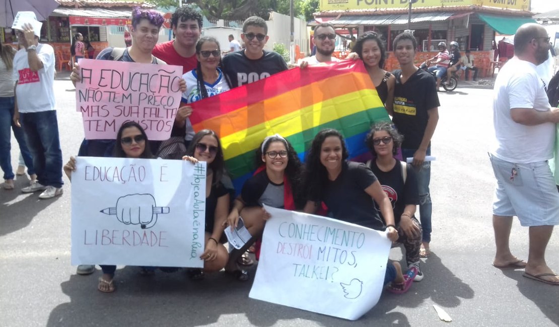 Estudantes protestam contra cortes na Educação em Delmiro Gouveia 