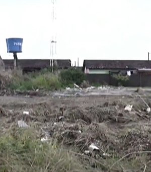Sexo, drogas e pragas: moradores de condomínio fechado denunciam terreno abandonado