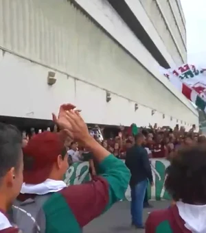 Fluminense desembarca no Rio com festa da torcida tricolor