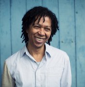 Djavan recebe Comenda Ib Gatto Falcão da AAL