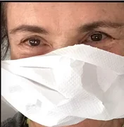 Regina Duarte ironiza coronavírus com máscara de papel toalha