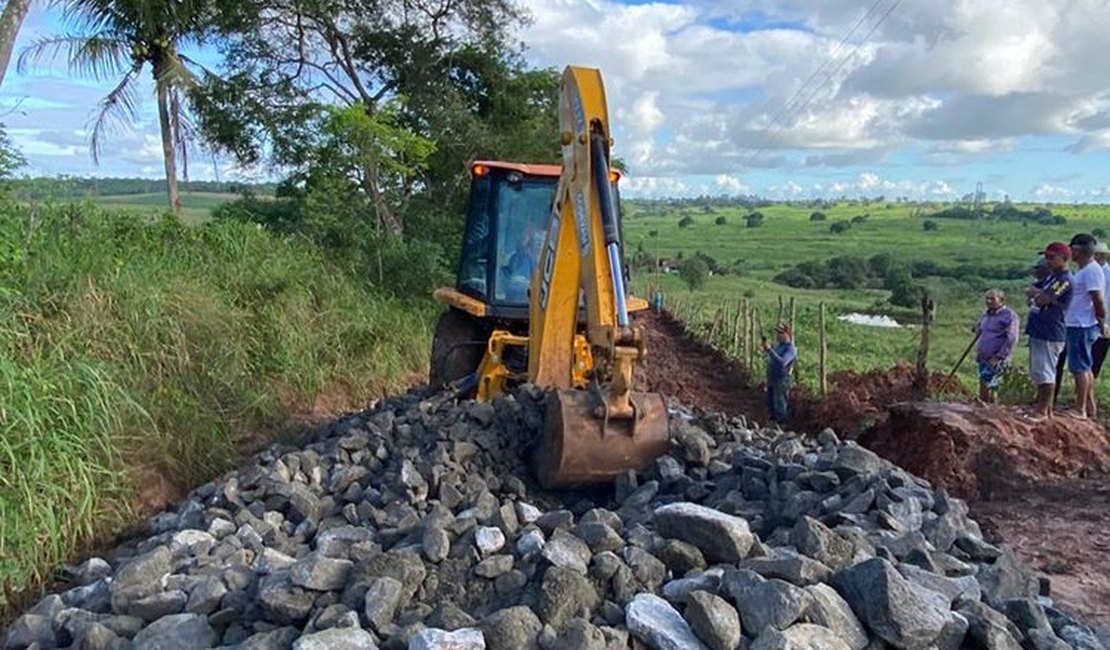 Prefeitura de Feira Grande realiza manutenção em acesso lamacento de Dandanhas