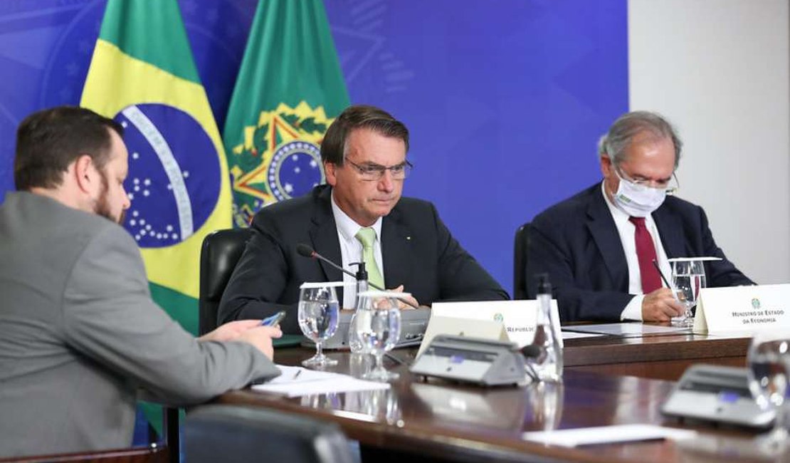 Presidente Jair Bolsonaro critica benefício emergencial próprio dos estados