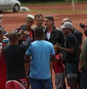 Sem máscara, Bolsonaro faz passeio de moto em Brasília e cumprimenta apoiadores