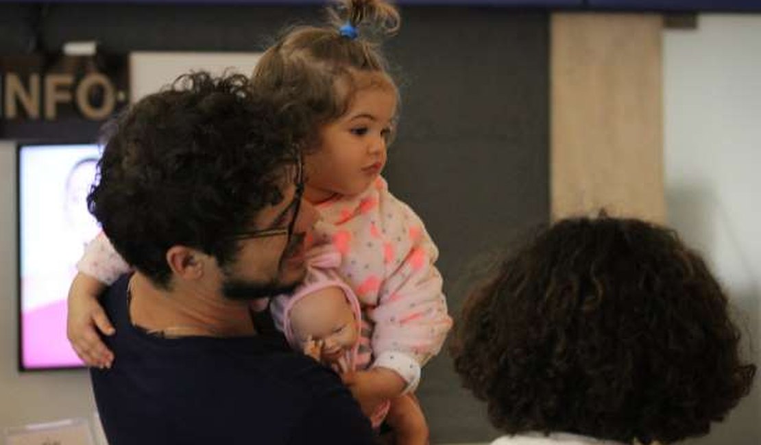 Filha de José Loreto, Bella usa penteado fofo em passeio com o ator.