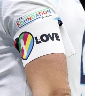 Seleções recuam no uso da braçadeira colorida após ameaça da FIFA