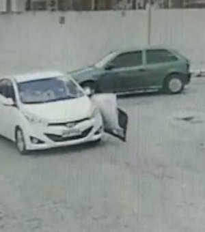 [Vídeo] Motorista foge em marcha à ré durante assalto enquanto é perseguido