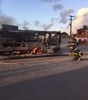 Homens armados incendeiam ônibus no Benedito Bentes