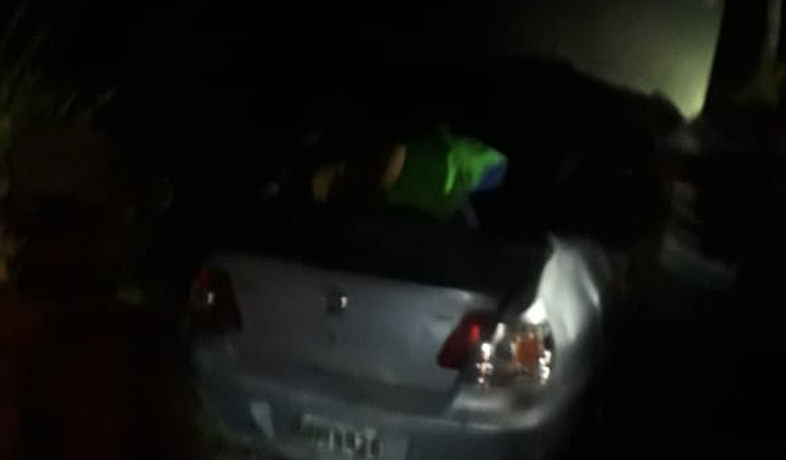 Após ultrapassagem malsucedida, motorista bate em poste e capota veículo na Folha Miúda