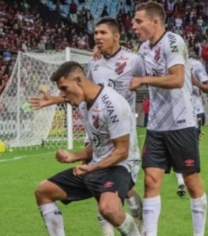 Flamengo desperdiça três pênaltis e Athletico avança
