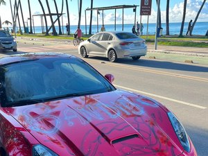 Veículo de luxo é abandonado na orla da Ponta Verde