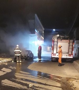 Carro pega fogo no centro de Delmiro Gouveia 