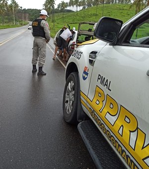  BPRv aborda dois inabilitados e seis motociclistas sem capacete em operação na AL-101 Sul