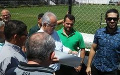 Prefeito Rogério Teófilo na visita ao estádio Coaracy da Mata Fonseca