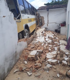 Ônibus descontrolado colide em residencia no centro da cidade, em Penedo 