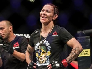 Cris Cyborg nocauteia no 1º round e convoca Amanda Nunes para superluta