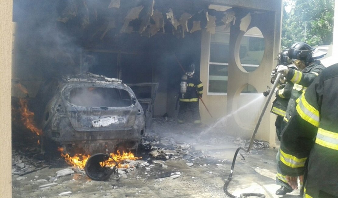 Carro pega fogo dentro de garagem e destrói casa em Arapiraca