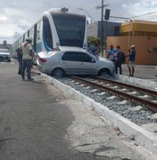 Após colidir em VLT, carro é arrastado no bairro Poço
