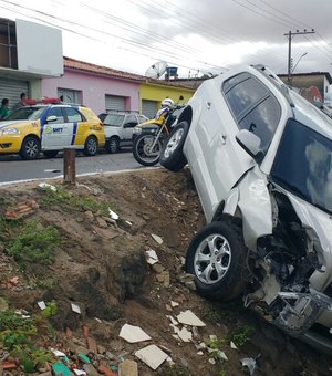 [Vídeo] Após colisão, veículo cai na linha do trem em Arapiraca