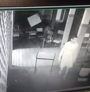 [Vídeo] Câmera de segurança flagra homem invadindo escola estadual