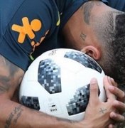 'Nunca quis tanto ser uma bola', diz Bruna Marquezine em foto de Neymar