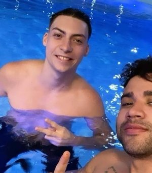 Gusttavo Lima e filho mais novo de Bolsonaro curtem piscina juntos