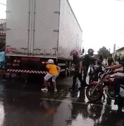[Vídeo] Motociclista fica preso embaixo de caminhão em acidente de trânsito