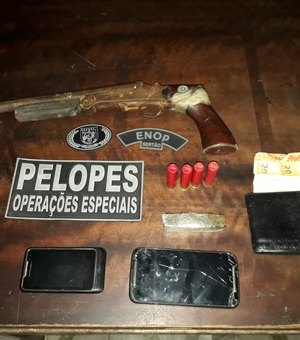 Espingarda e munições foram encontradas dentro de uma residência em Arapiraca