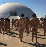 Mais de 100 pessoas nuas se reúnem em frente ao Museu Nacional para manifesto