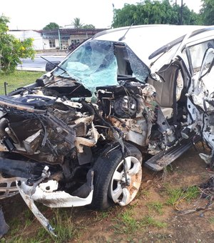 Motorista sobrevive após carro  colidir em caminhão canavieiro e ficar totalmente destruído 