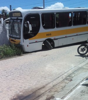 Ônibus que transporta crianças à escola tem eixo quebrado e quase invade uma casa em Penedo