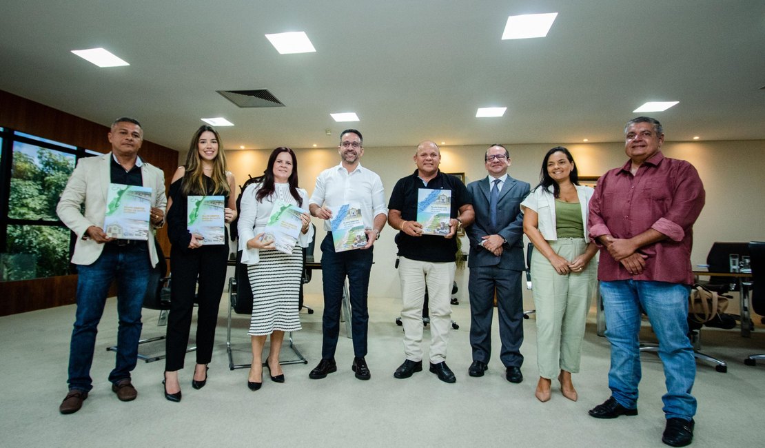 Governo de Alagoas entrega planos diretores da Barra de Santo Antônio e Milagres