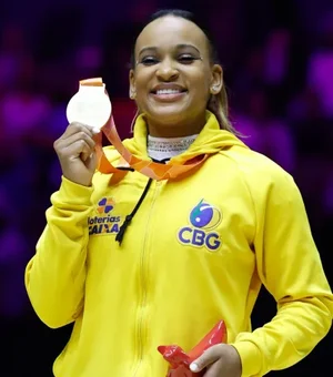 Rebeca Andrade conquista ouro inédito em Mundial de Ginástica
