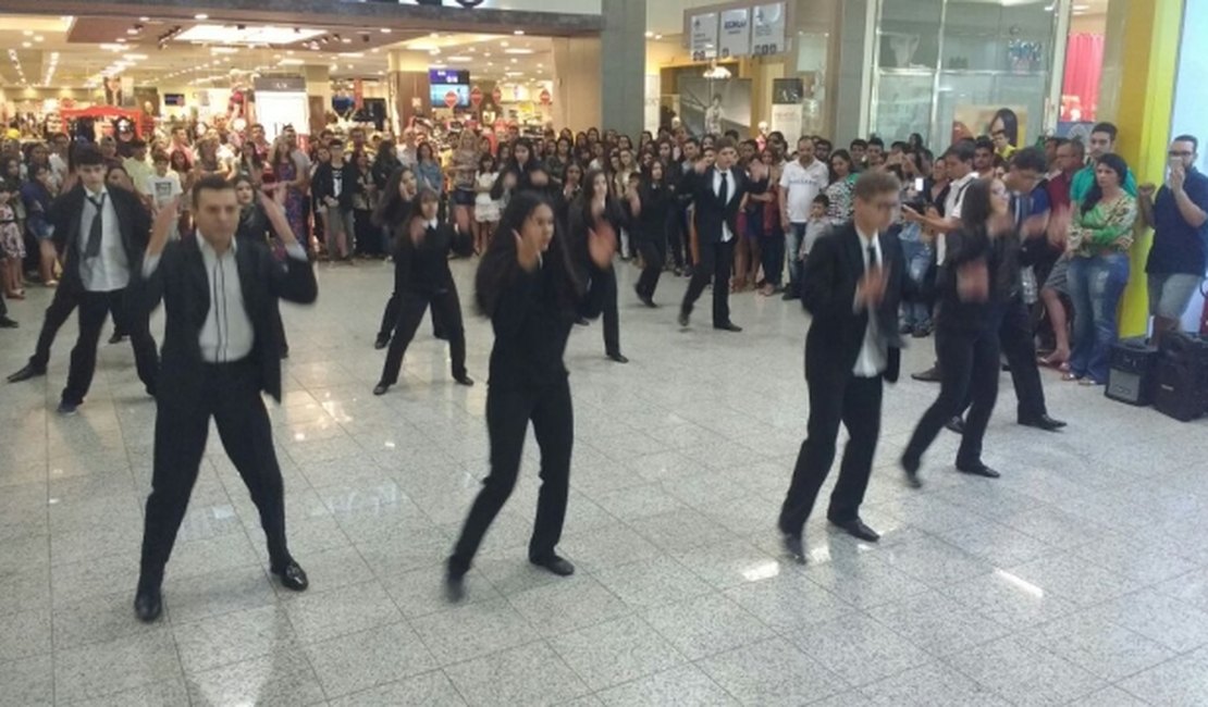 Estudantes de Arapiraca protestam contra corrupção com coreografia em shopping center
