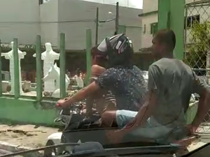 [Vídeo] Motociclista é flagrado transportando duas pessoas em Arapiraca