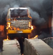 [Vídeo] Ônibus pega fogo dentro de garagem em São José da Laje 