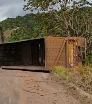 Reboques de caminhão tombam na zona rural de Penedo
