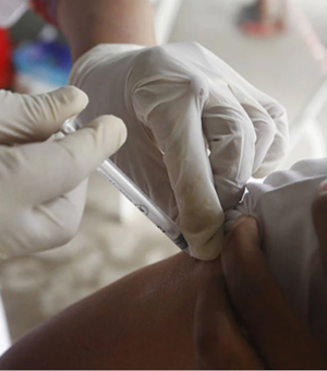 Homem tenta burlar vacinação anti-covid com braço de silicone